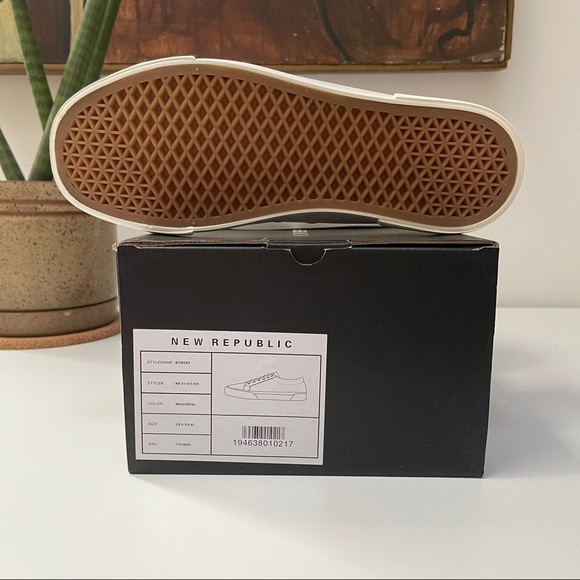 Bundle: White Canvas Sneakers + No Show Socks - Picture 4 of 6